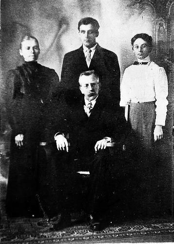 Joseph & Susan (Sames) Vogel Family Portrait - 1909
