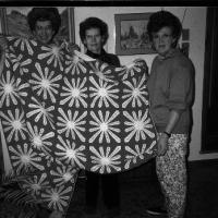 #957 - Three Ladies with quilt